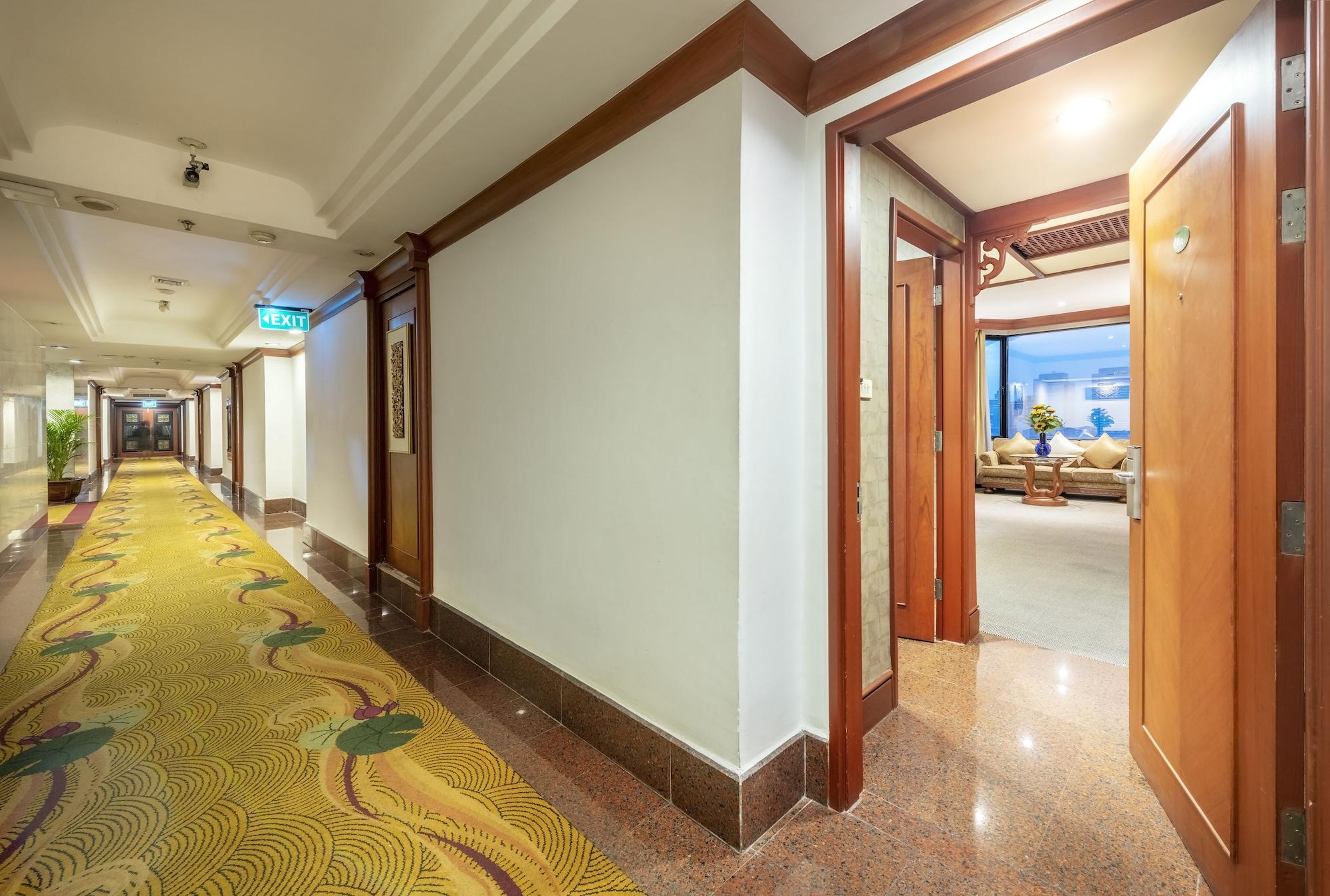 Ramada by Wyndham Bangkok Chaophya Park Hotel Bagian luar foto