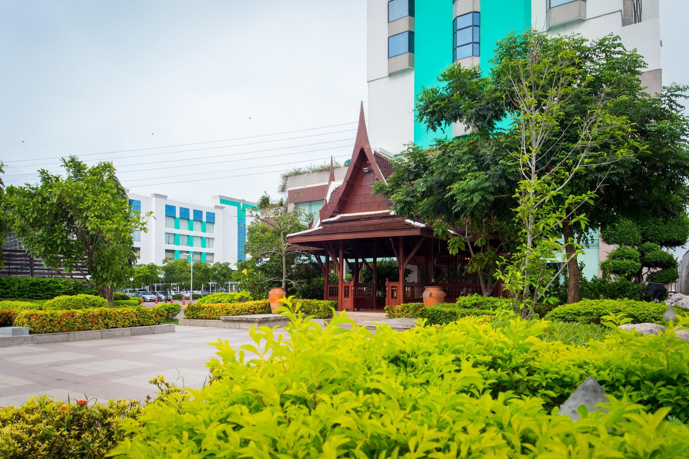 Ramada by Wyndham Bangkok Chaophya Park Hotel Bagian luar foto