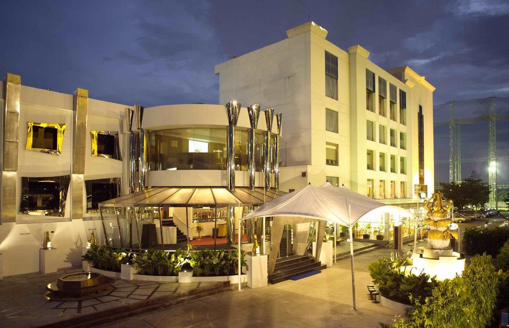 Ramada by Wyndham Bangkok Chaophya Park Hotel Bagian luar foto
